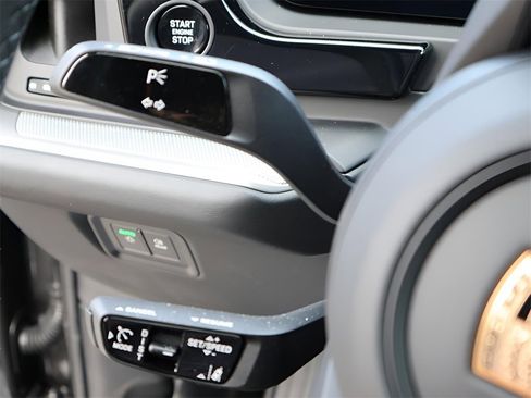 Used 2025 Porsche Cayenne Coupe image 33