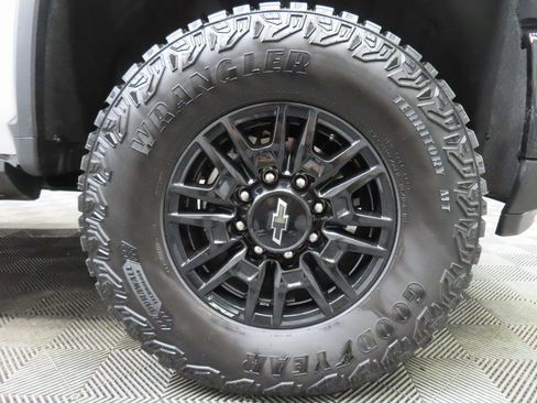 Used 2025 Chevrolet Silverado 2500 ZR2 w/ Technology Package image 8