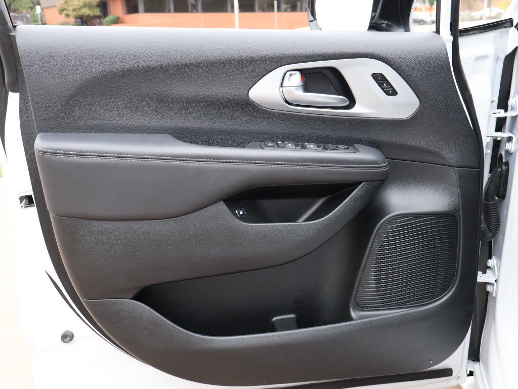 Used 2024 Chrysler Pacifica Limited FWD image 31