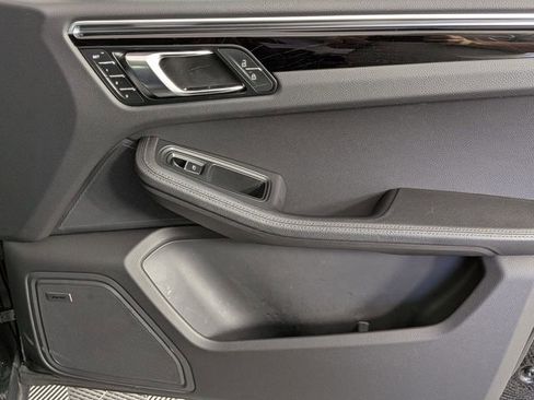 Used 2023 Porsche Macan Base image 35