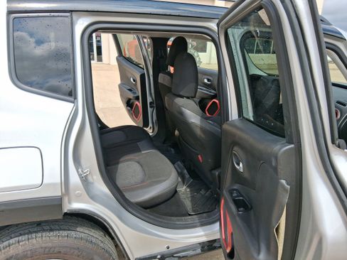 Used 2015 Jeep Renegade Trailhawk AWD/4WD image 12
