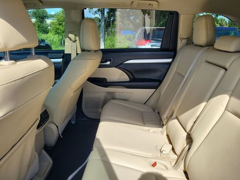 Used 2019 Toyota Highlander XLE FWD image 24