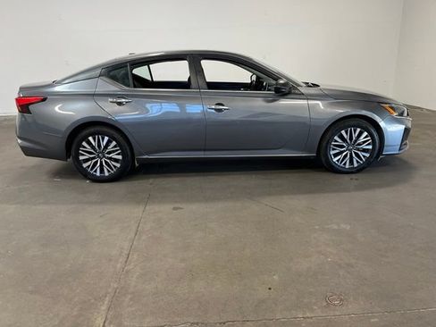 Used 2024 Nissan Altima 2.5 SV FWD image 2