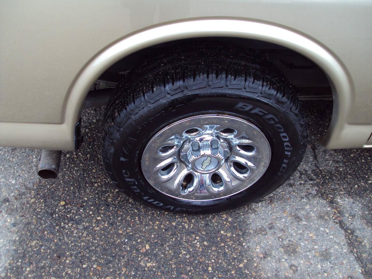 Used 2011 Chevrolet Express 1500 LT w/ LT Preferred Equipment Group AWD/4WD image 33