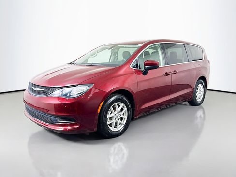 Used 2022 Chrysler Voyager LX image 4