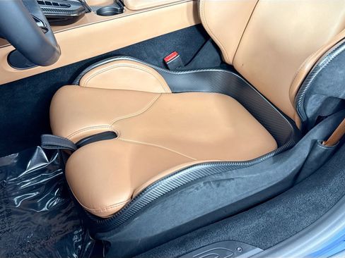 Used 2025 Aston Martin V8 Vantage Coupe image 18