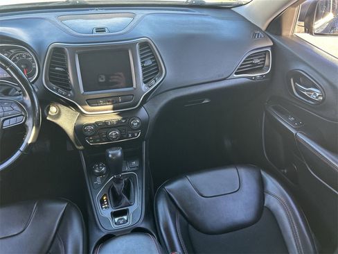 Used 2021 Jeep Cherokee Trailhawk image 13