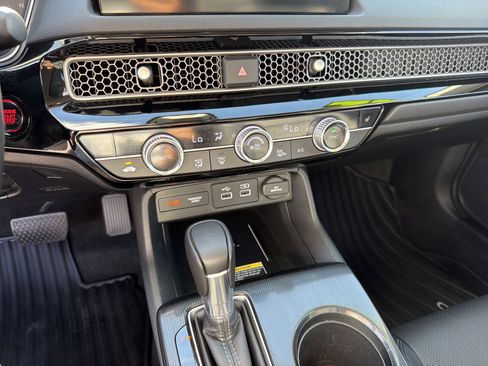 Used 2022 Honda Civic Touring image 8