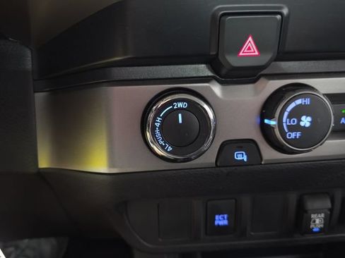 Used 2020 Toyota Tacoma SR5 AWD/4WD image 18