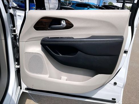 Used 2023 Chrysler Pacifica Limited FWD image 22