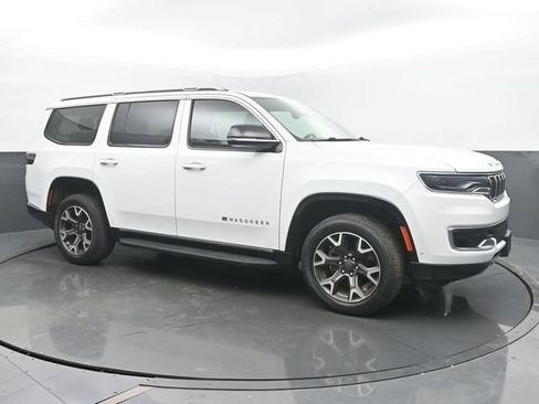 Used 2023 Jeep Wagoneer Series III w/ Preferred Equipment Group AWD/4WD image 7