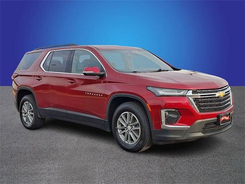 Used 2023 Chevrolet Traverse LT image 3
