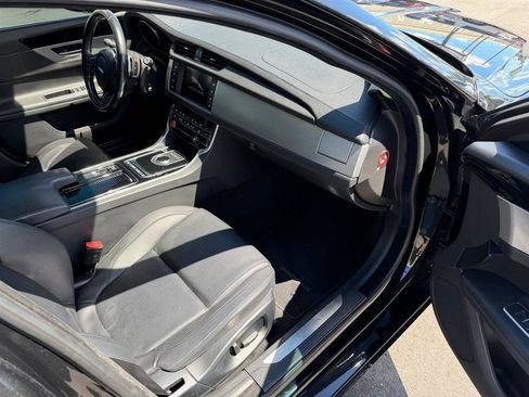 Used 2018 Jaguar XF Premium RWD image 37