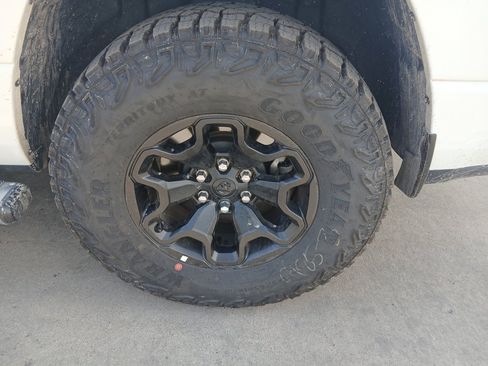 Used 2023 RAM 1500 Laramie AWD/4WD image 9