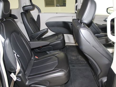 Used 2024 Chrysler Pacifica Touring-L image 29