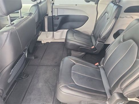 Used 2024 Chrysler Pacifica Touring-L image 15