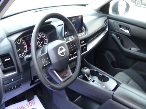 Used 2025 Nissan Rogue SV image 18