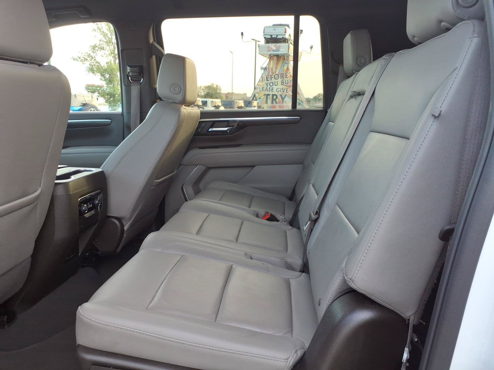 Used 2025 Chevrolet Suburban LT RWD image 13
