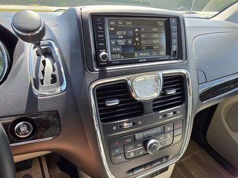 Used 2013 Chrysler Town & Country Touring-L w/ Driver Convenience Group FWD image 12