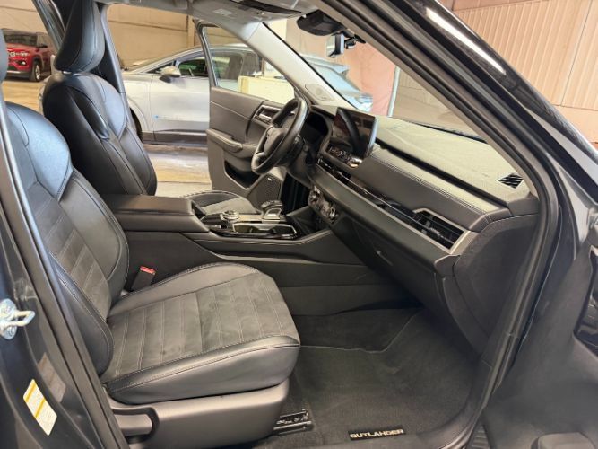 Used 2025 Mitsubishi Outlander SE FWD image 35