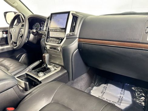 Used 2016 Toyota Land Cruiser image 38