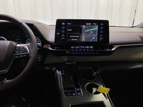 Certified 2024 Toyota Sienna Platinum image 23