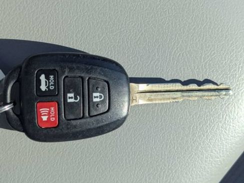 Used 2015 Toyota Camry LE FWD image 29