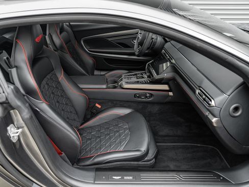Used 2025 Aston Martin Vanquish RWD image 26