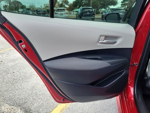 Used 2021 Toyota Corolla LE image 9