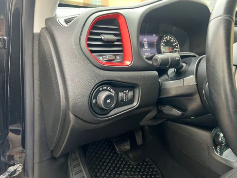 Used 2017 Jeep Renegade Trailhawk AWD/4WD image 14
