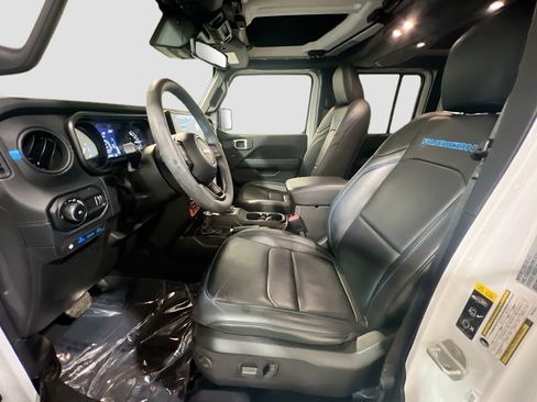 Used 2024 Jeep Wrangler Unlimited Rubicon 4xe image 15