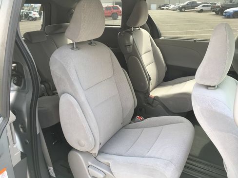 Used 2020 Toyota Sienna LE w/ Carpet Mat Package FWD image 8