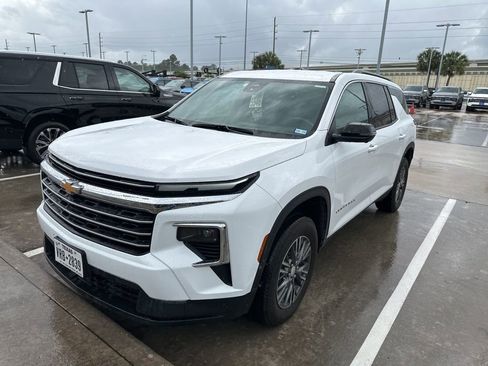 Used 2024 Chevrolet Traverse LT w/ Trailering Package image 1