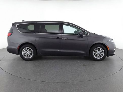 Used 2023 Chrysler Pacifica Touring-L FWD image 8