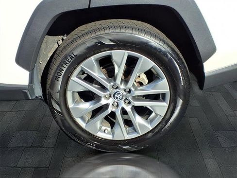 Used 2022 Toyota RAV4 XLE Premium image 11