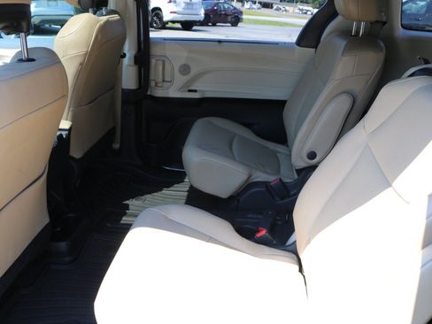 Used 2024 Toyota Sienna XLE w/ XLE Plus Package FWD image 30