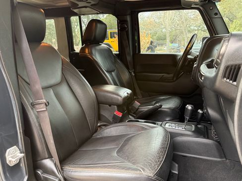 Used 2017 Jeep Wrangler Unlimited Sahara image 32