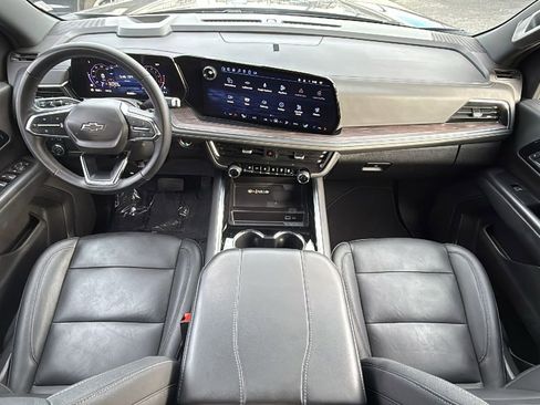 Used 2025 Chevrolet Suburban Z71 image 19