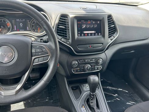 Used 2019 Jeep Cherokee Latitude w/ Popular Appearance Group FWD image 17