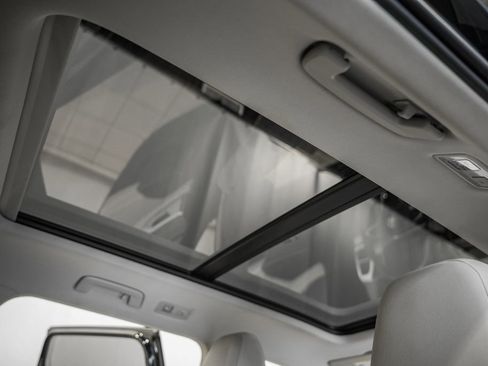 Used 2025 Volkswagen Taos SE w/ Panoramic Sunroof Package image 39