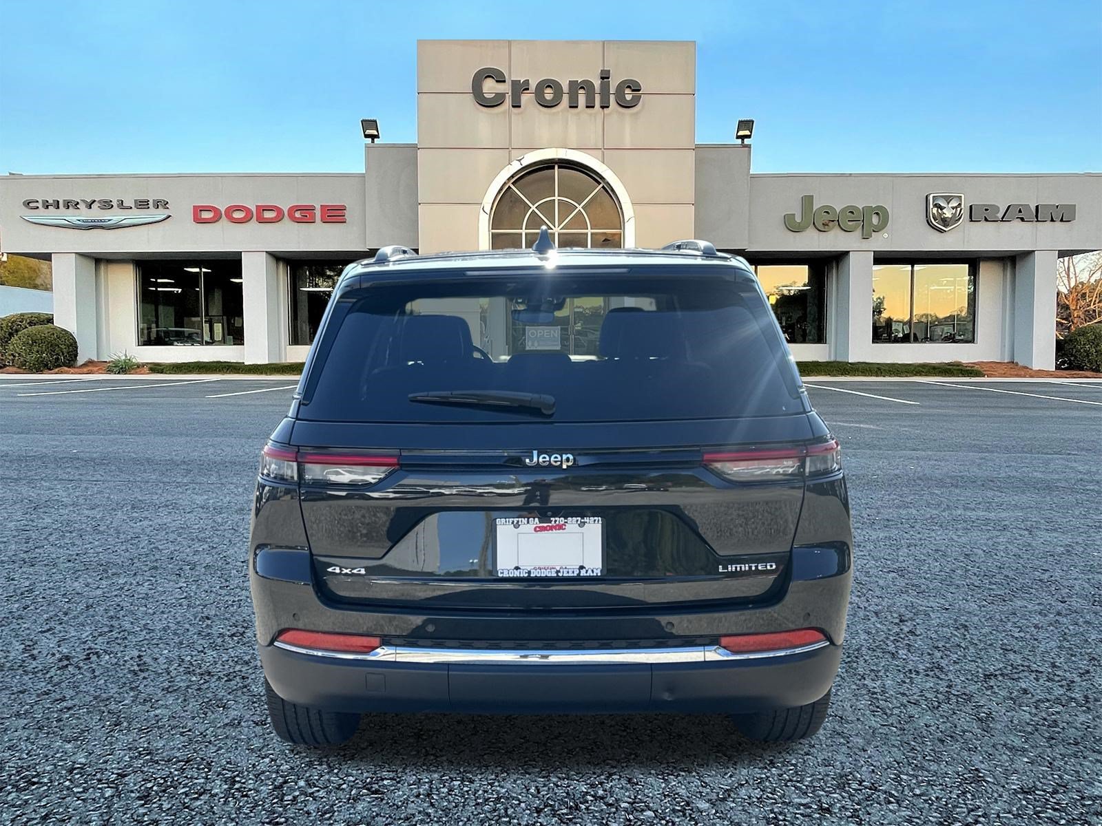Used 2023 Jeep Grand Cherokee Limited AWD/4WD image 4