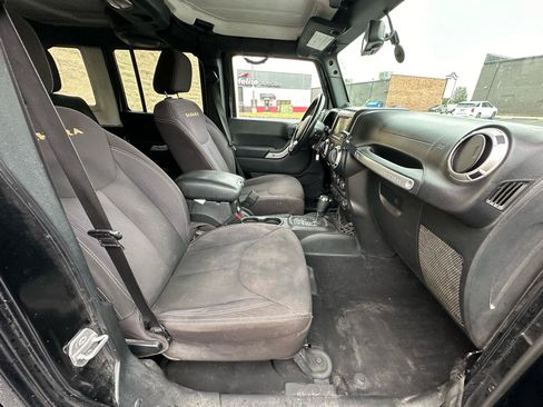 Used 2014 Jeep Wrangler Unlimited Sahara w/ Dual Top Group AWD/4WD image 10