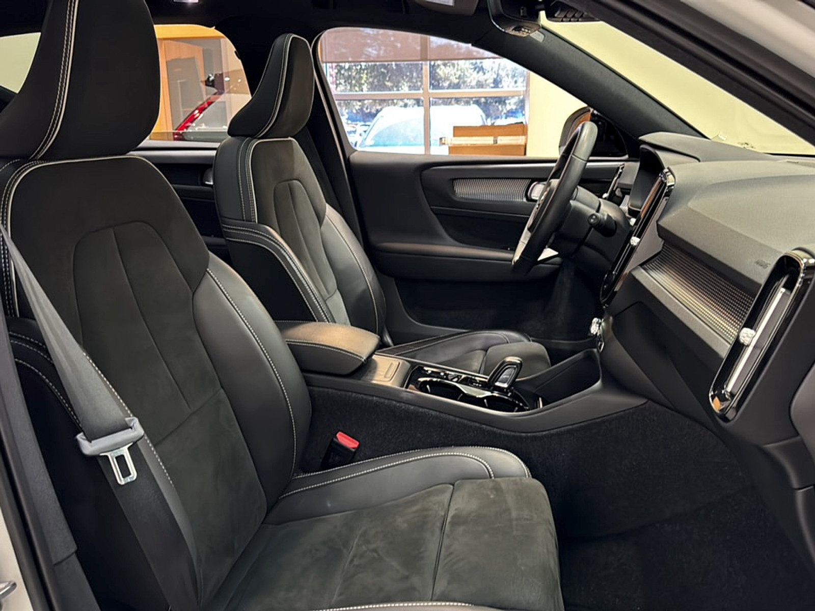 Used 2022 Volvo XC40 T5 R-Design AWD/4WD image 12