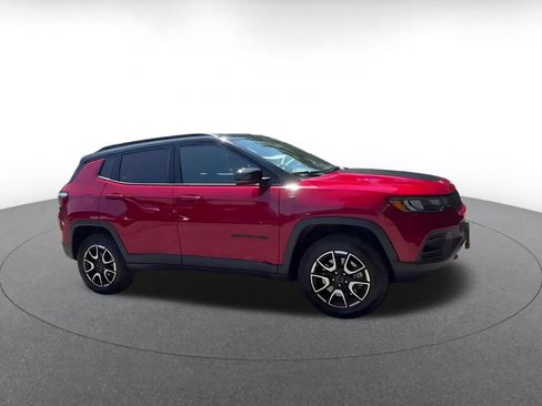 Used 2025 Jeep Compass Trailhawk AWD/4WD image 2