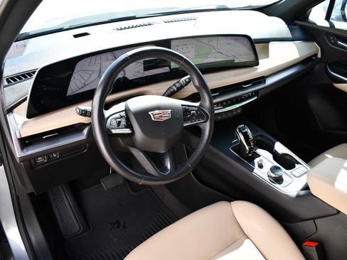 Used 2024 Cadillac XT4 Luxury w/ Cold Weather Package image 12