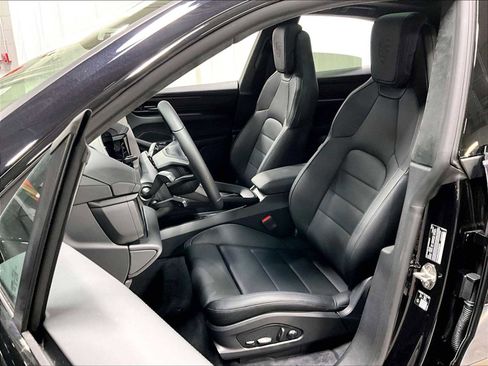 New 2026 Porsche Macan Turbo Electric AWD/4WD image 5