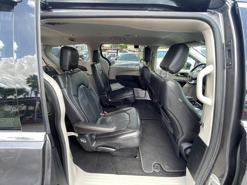 Used 2018 Chrysler Pacifica Touring-L FWD image 12