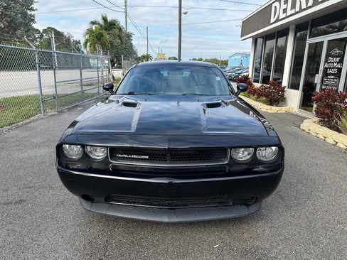 Used 2014 Dodge Challenger SXT image 2