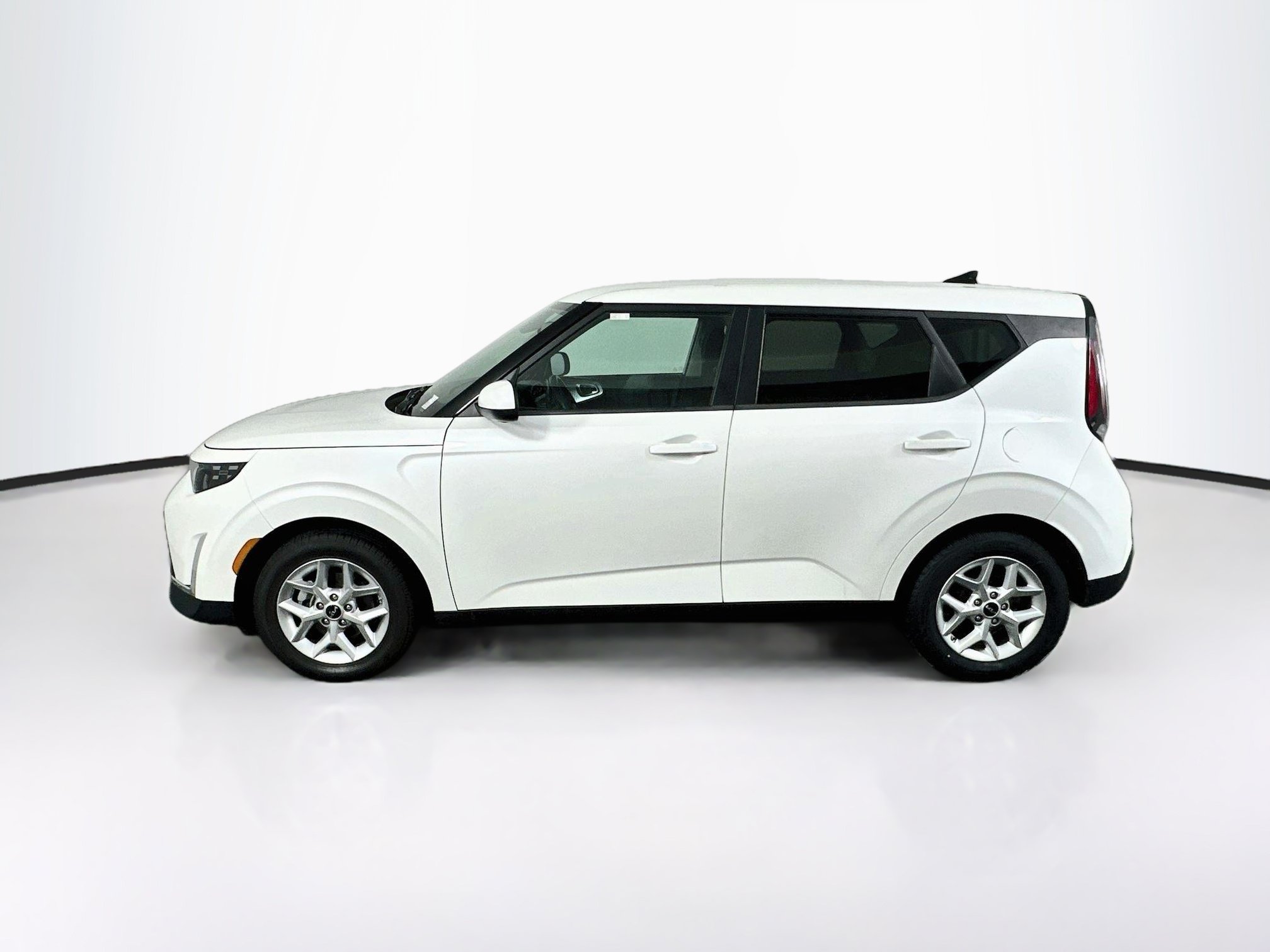 Used 2024 Kia Soul LX w/ Option Group 015 FWD image 4
