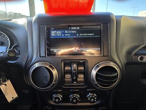 Used 2018 Jeep Wrangler Unlimited Altitude image 24